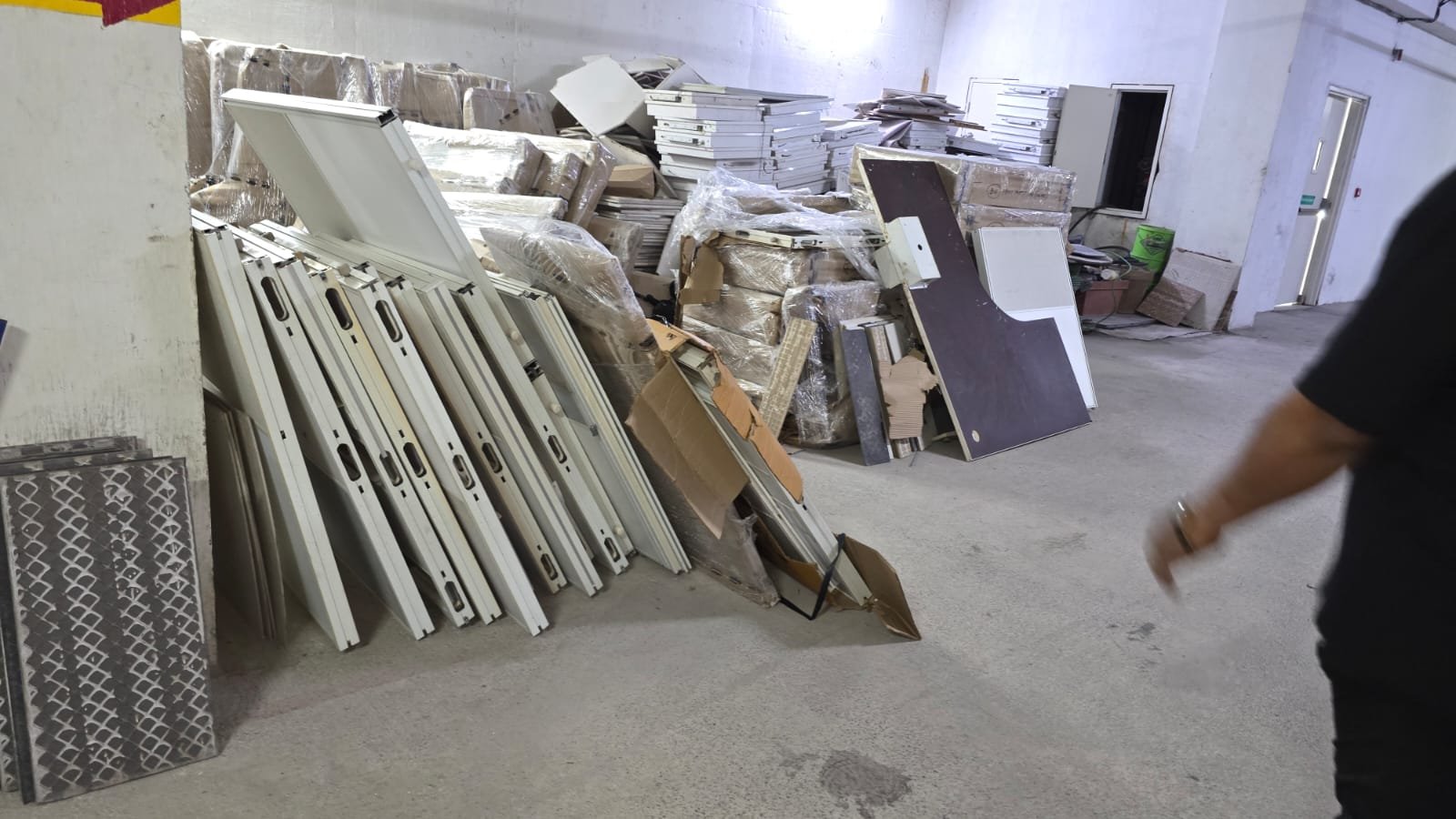 Glass partition dismantling by National Traders in Pune